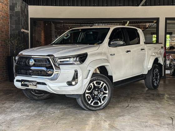 TOYOTA HILUX 2.8 D-4D TURBO DIESEL CD SRX PLUS 4X4 AUTOMÁTICO